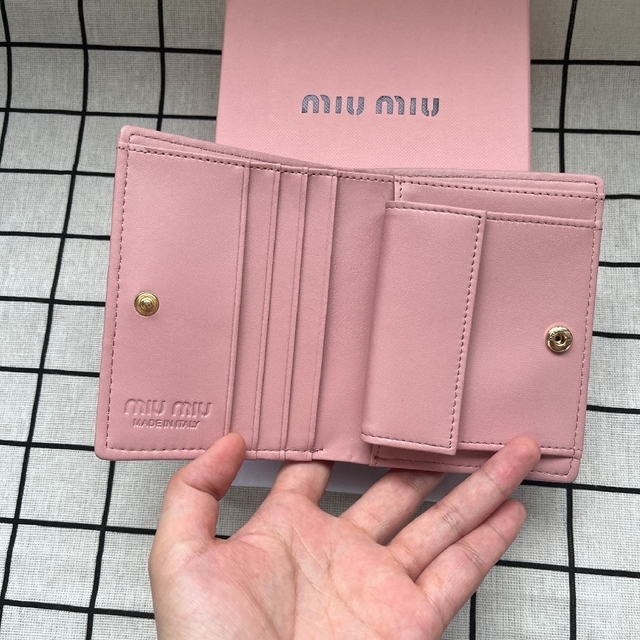 新作正規店 miumiu - ☆期間限定価格☆新品 miu miuマテラッセ折財布