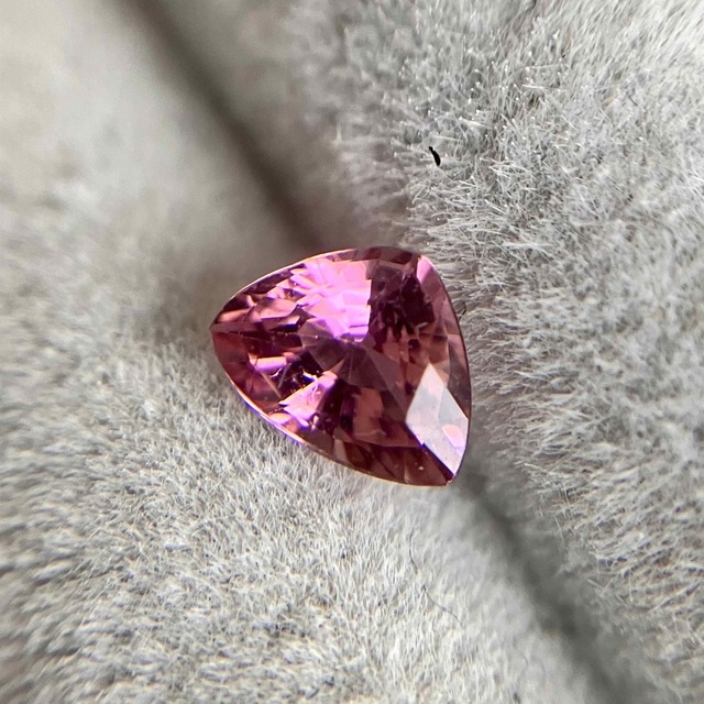 美しい変形カット　ピンクサファイア　ルース天然石0.33ct