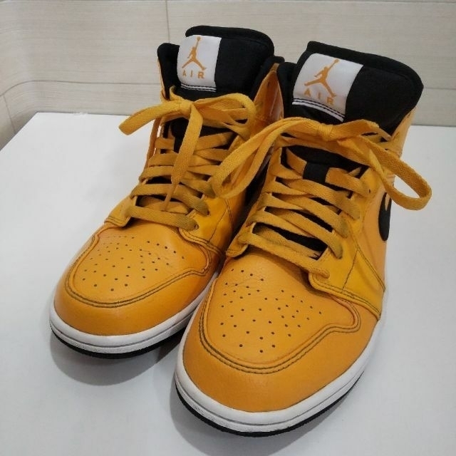 NIKE(ナイキ)のエアジョーダン1 MID イエロー ブラック ホワイト 26㎝　PJ27 メンズの靴/シューズ(スニーカー)の商品写真