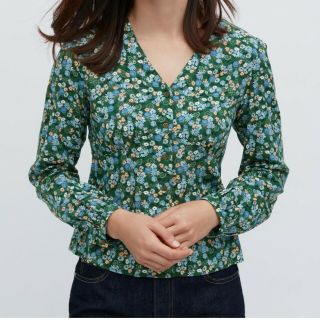 ユニクロ(UNIQLO)の花柄 Vネックブラウス グリーン(シャツ/ブラウス(半袖/袖なし))