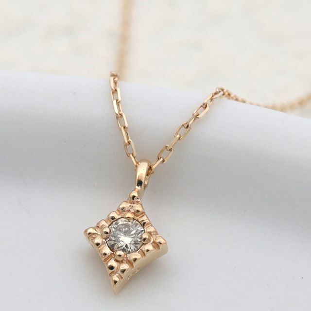 ひし形デザインにキラリと輝くダイヤモンド0.02ct ネックレス K10YG