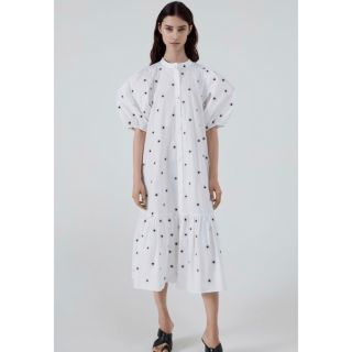 ザラ(ZARA)の新品☆ZARA ザラ 刺繍入りパフスリーブワンピース ホワイト(ロングワンピース/マキシワンピース)