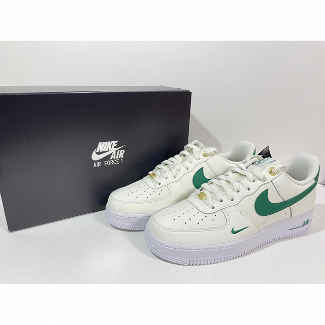 NIKE(ナイキ)の【新品】27㎝　NIKE AIR FORCE 1 ’07 SE 40周年 メンズの靴/シューズ(スニーカー)の商品写真