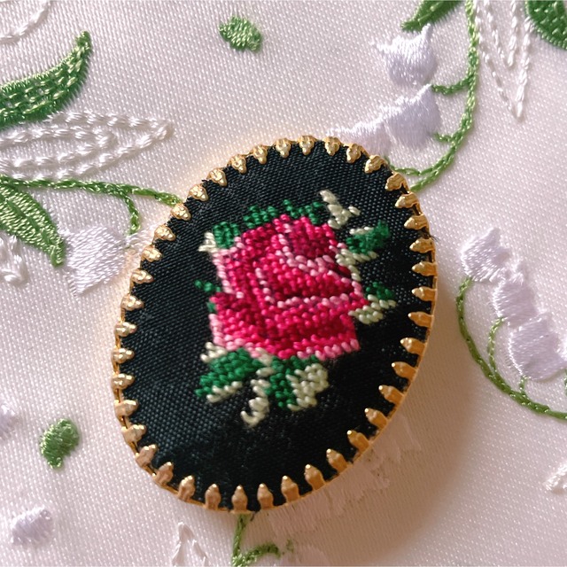 ヴィンテージブローチ 刺繍 プチポワン バラ B3066