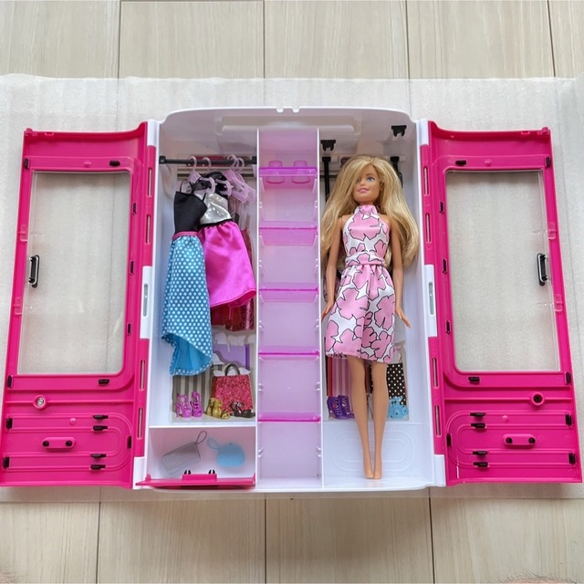 Barbie(バービー)のBarbie クローゼットセット キッズ/ベビー/マタニティのおもちゃ(ぬいぐるみ/人形)の商品写真