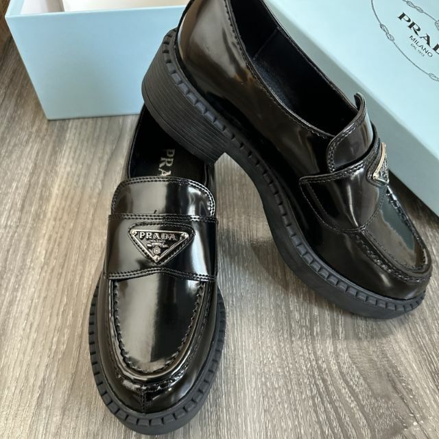 新品未使用✨ 未使用新品ですPRADA プラダ ブラッシュドレザー