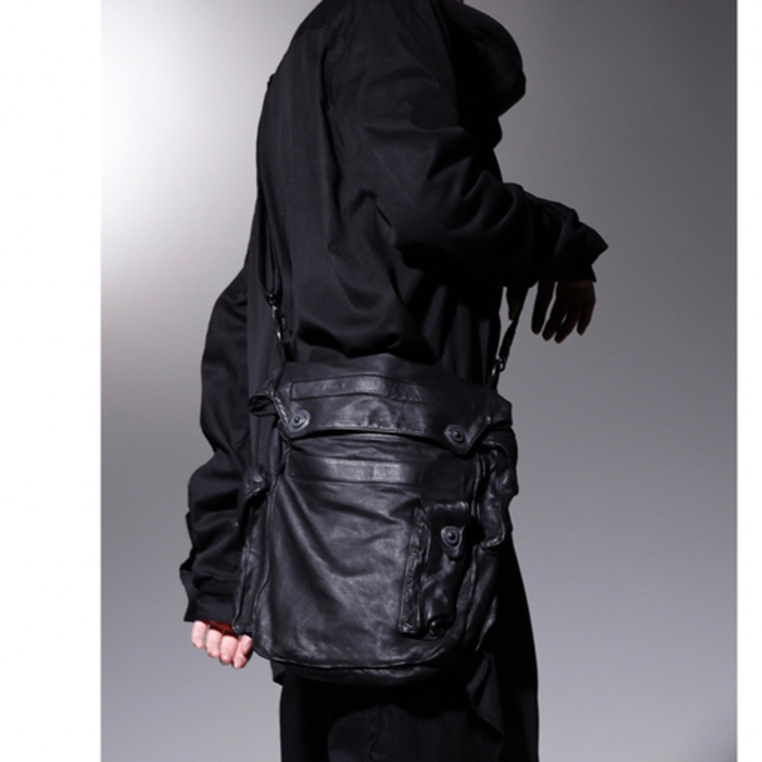 JULIUS(ユリウス)のユリウス ガスマスクレザーバッグ リックオウエンス drkshdw ma+ 革 メンズのバッグ(ショルダーバッグ)の商品写真