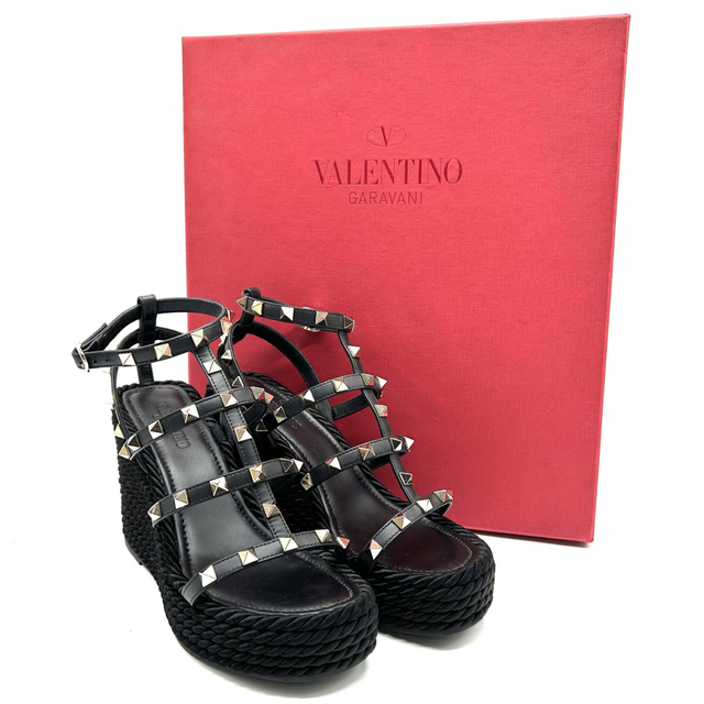 valentino garavani(ヴァレンティノガラヴァーニ)の美品　ヴァレンティノ　ガラバーニ　ウェッジソール　サンダル　スタッズ　ブラック レディースの靴/シューズ(サンダル)の商品写真