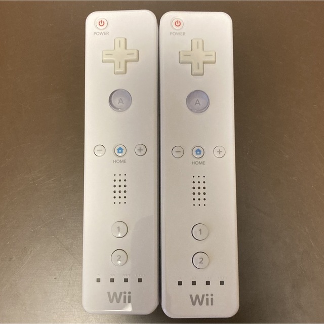 Wii(ウィー)のWiiリモコン ホワイト 2つ エンタメ/ホビーのゲームソフト/ゲーム機本体(家庭用ゲーム機本体)の商品写真