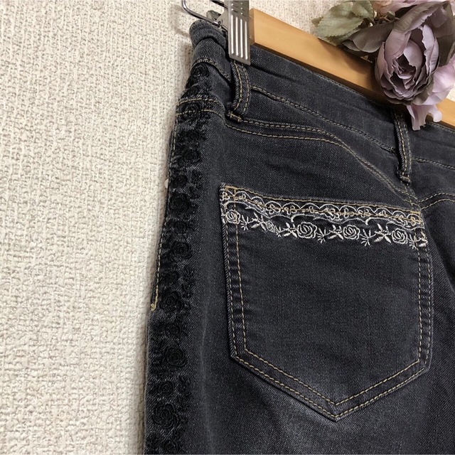 axes femme(アクシーズファム)のaxes femme両脇薔薇刺繍ビジューデニムパンツS7号黒used裾レース レディースのパンツ(デニム/ジーンズ)の商品写真