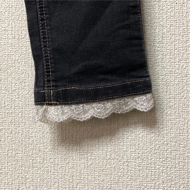 axes femme(アクシーズファム)のaxes femme両脇薔薇刺繍ビジューデニムパンツS7号黒used裾レース レディースのパンツ(デニム/ジーンズ)の商品写真