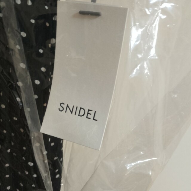 SNIDEL(スナイデル)のsnidel ドットプリント ボウタイ ワンピース 新品未使用 レディースのワンピース(ミニワンピース)の商品写真