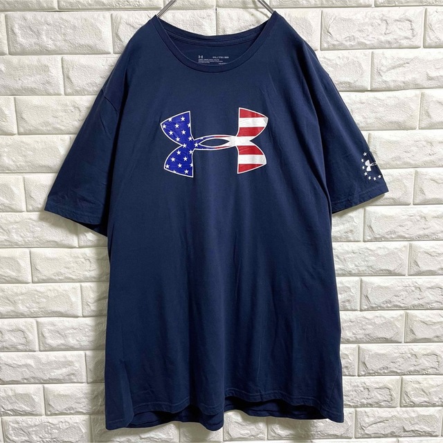 UNDER ARMOUR(アンダーアーマー)のアンダーアーマー　半袖Tシャツ　アメリカ国旗柄　デカロゴ　メンズXXLサイズ メンズのトップス(Tシャツ/カットソー(半袖/袖なし))の商品写真