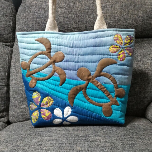カラーのハワイアンキルトバッグ ハンドメイド - ファッション/小物 カラーのハワイアンキルトバッグ ハンドメイド - ファッション/小物