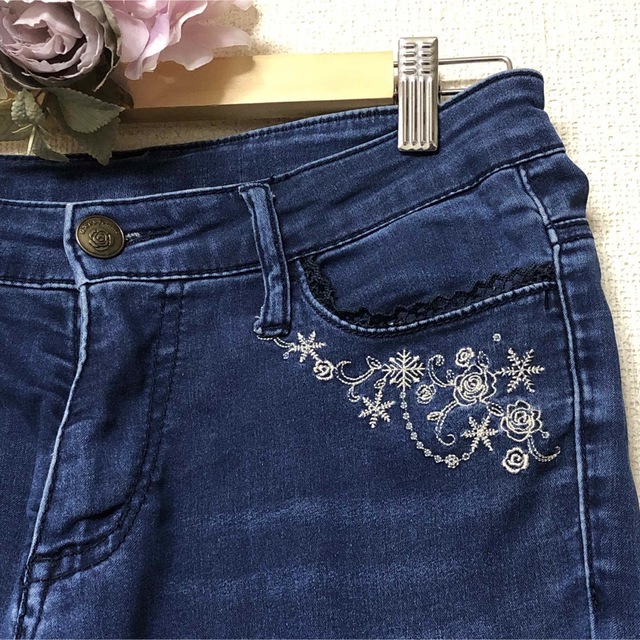 axes femme(アクシーズファム)のaxes femme薔薇雪の結晶刺繍デニムパンツS7号used レディースのパンツ(デニム/ジーンズ)の商品写真