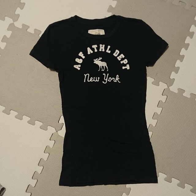 Abercrombie&Fitch(アバクロンビーアンドフィッチ)のアバクロンビー&フィッチ Tシャツ ネイビー レディースのトップス(Tシャツ(半袖/袖なし))の商品写真