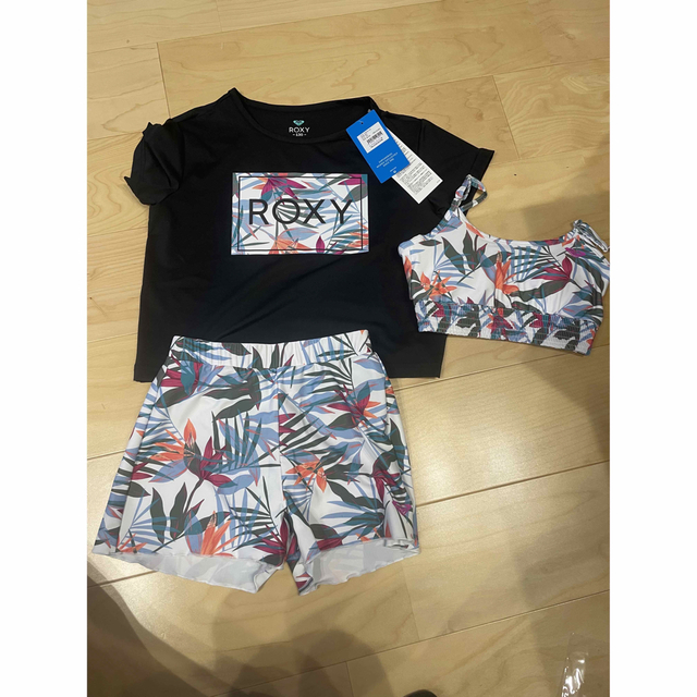 Roxy(ロキシー)のroxy 水着　キッズ　黒　ラッシュガード　3点セット 130 キッズ/ベビー/マタニティのキッズ服女の子用(90cm~)(水着)の商品写真