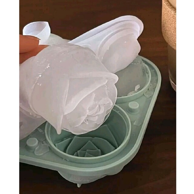 薔薇の製氷皿 インテリア/住まい/日用品のキッチン/食器(容器)の商品写真