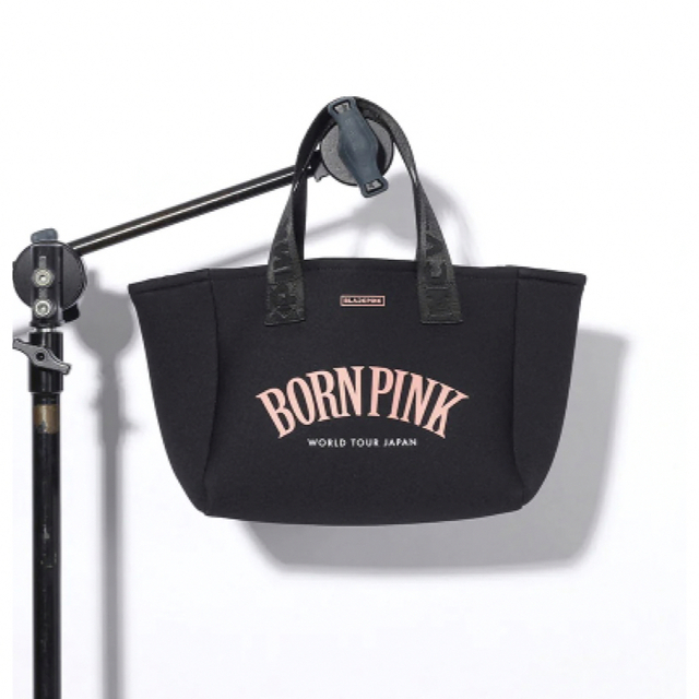 BLACKPINK ミニトートバッグ/WORLD TOURグッズブラックピンク  エンタメ/ホビーのタレントグッズ(アイドルグッズ)の商品写真