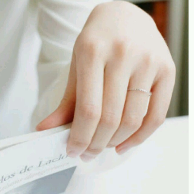 
女性らしいキレイな指に見せてくれるシンプルなピンキーリング レディースのアクセサリー(リング(指輪))の商品写真