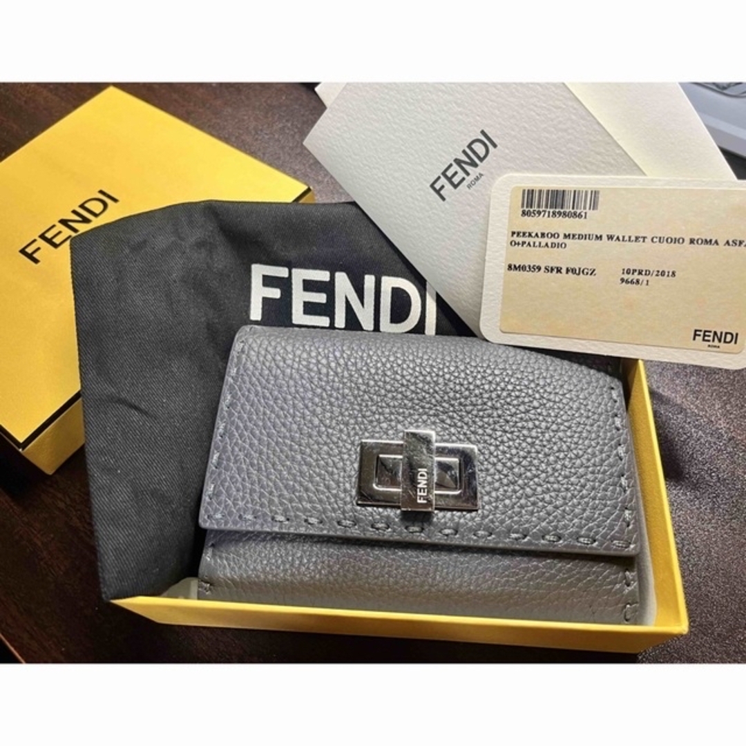 ミディアム【FENDI】セレリア ピーカブー ミディアムウォレット グレー2つ折り財布