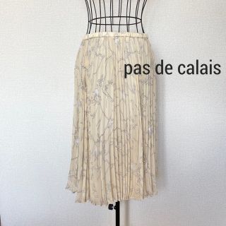 パドカレ(pas de calais)のpas de calais パドカレ プリーツスカート 小鳥柄  ペチコート付 (ひざ丈ワンピース)