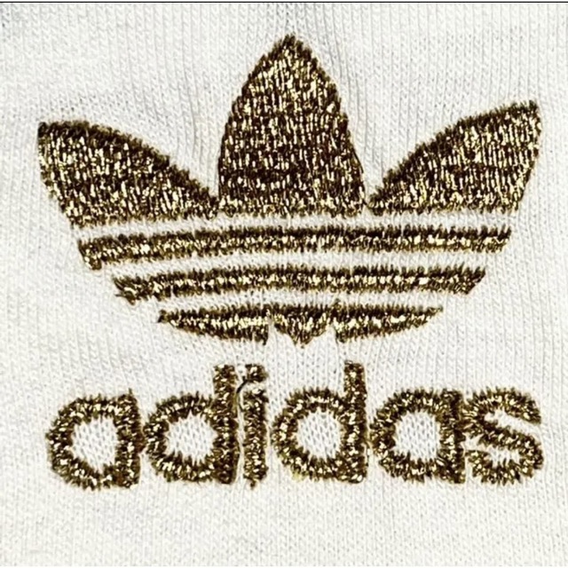 adidas(アディダス)の【新品】adidas GOLDロゴ&ラインストーン☆サッカーコートTシャツ男女兼 メンズのトップス(Tシャツ/カットソー(半袖/袖なし))の商品写真