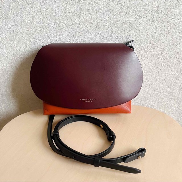 Smythson(スマイソン)の未使用 定価9万 SMYTHSON  Pillow Bag ショルダーバッグ レディースのバッグ(ショルダーバッグ)の商品写真