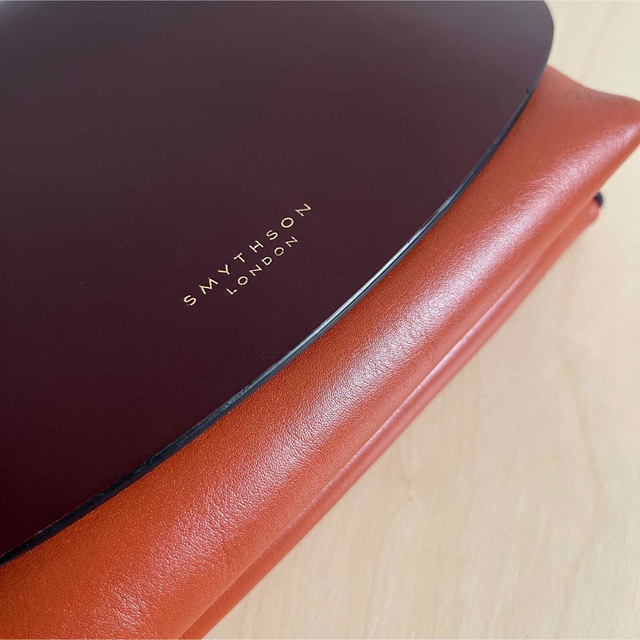 Smythson(スマイソン)の未使用 定価9万 SMYTHSON  Pillow Bag ショルダーバッグ レディースのバッグ(ショルダーバッグ)の商品写真