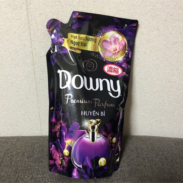 ダウニー　柔軟剤　ミスティーク　詰替　downy 黒　新品　未使用　未開封 インテリア/住まい/日用品の日用品/生活雑貨/旅行(洗剤/柔軟剤)の商品写真