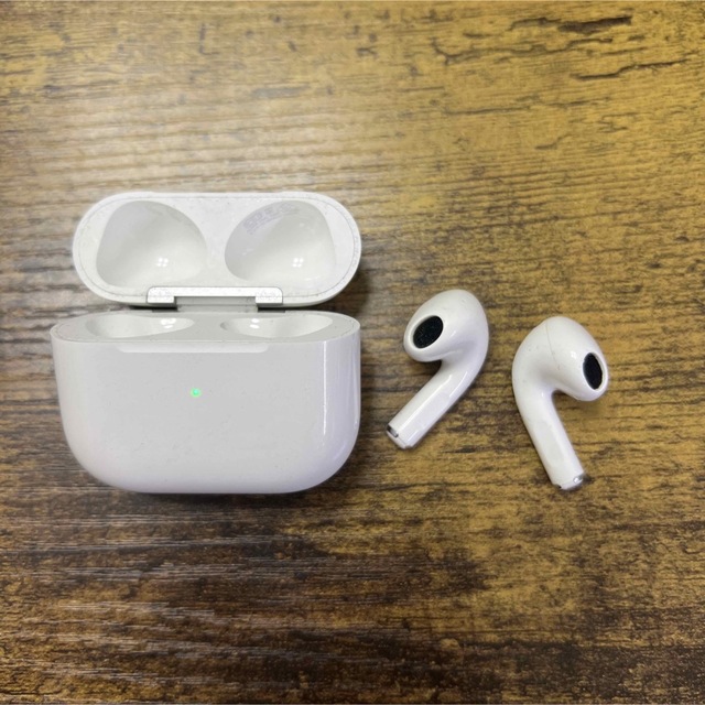 Apple(アップル)のApple Airpods 第3世代　 スマホ/家電/カメラのオーディオ機器(ヘッドフォン/イヤフォン)の商品写真