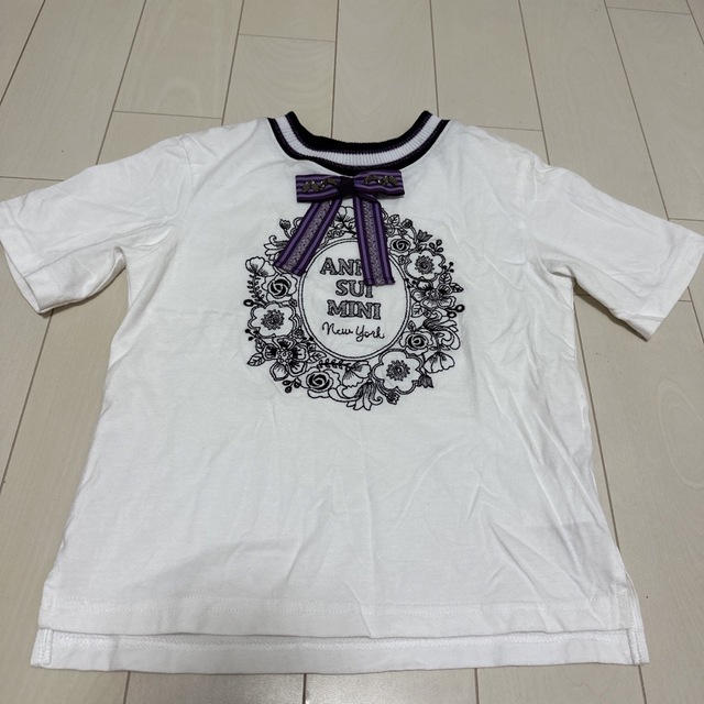 ANNA SUI mini(アナスイミニ)のANNA SUI mini★リボンクリップつき花フレーム刺繍★130★Tシャツ キッズ/ベビー/マタニティのキッズ服女の子用(90cm~)(Tシャツ/カットソー)の商品写真