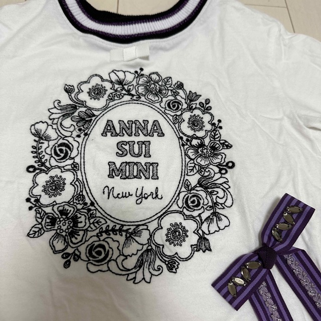 ANNA SUI mini(アナスイミニ)のANNA SUI mini★リボンクリップつき花フレーム刺繍★130★Tシャツ キッズ/ベビー/マタニティのキッズ服女の子用(90cm~)(Tシャツ/カットソー)の商品写真