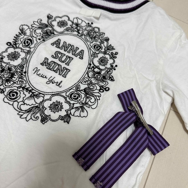 ANNA SUI mini(アナスイミニ)のANNA SUI mini★リボンクリップつき花フレーム刺繍★130★Tシャツ キッズ/ベビー/マタニティのキッズ服女の子用(90cm~)(Tシャツ/カットソー)の商品写真