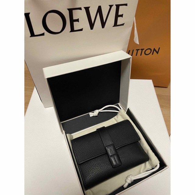 LOEWE - LOEWEバーティカル ウォレット スモール（ソフトグレイン