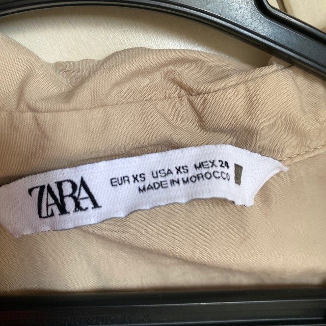 ZARA シャツワンピ　トップス　ミニワンピ　ベージュ レディースのトップス(シャツ/ブラウス(半袖/袖なし))の商品写真