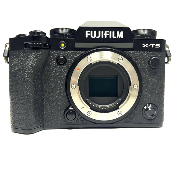 富士フイルム(フジフイルム)の【美品】FUJIFILM X-T5 ブラック　（純正バッテリー2個付き） スマホ/家電/カメラのカメラ(ミラーレス一眼)の商品写真