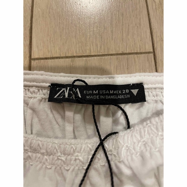 ZARA(ザラ)の新品未使用　ZARA  トップス　　M レディースのトップス(カットソー(半袖/袖なし))の商品写真