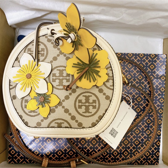 Tory Burch(トリーバーチ)の【レア】Tory Burch Tモノグラム ブレイド フローラル ムーンバッグ レディースのバッグ(ショルダーバッグ)の商品写真