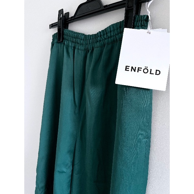 ENFOLD(エンフォルド)の新品 ENFOLD 21SS ウォッシュド サテン カフスヘム ジョガー パンツ レディースのパンツ(カジュアルパンツ)の商品写真
