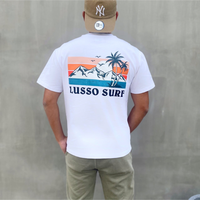 Deus ex Machina(デウスエクスマキナ)の西海岸スタイル☆LUSSO SURF トロピカルTシャツ　ホワイト　Mサイズ メンズのトップス(Tシャツ/カットソー(半袖/袖なし))の商品写真