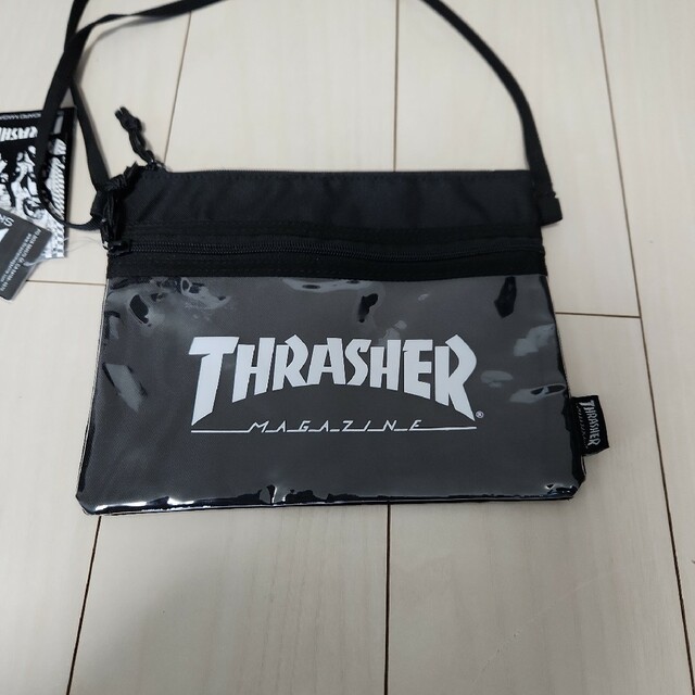 THRASHER(スラッシャー)のスラッシャー ショルダーバッグ ブラック/ホワイト THRSG114 メンズのバッグ(ショルダーバッグ)の商品写真