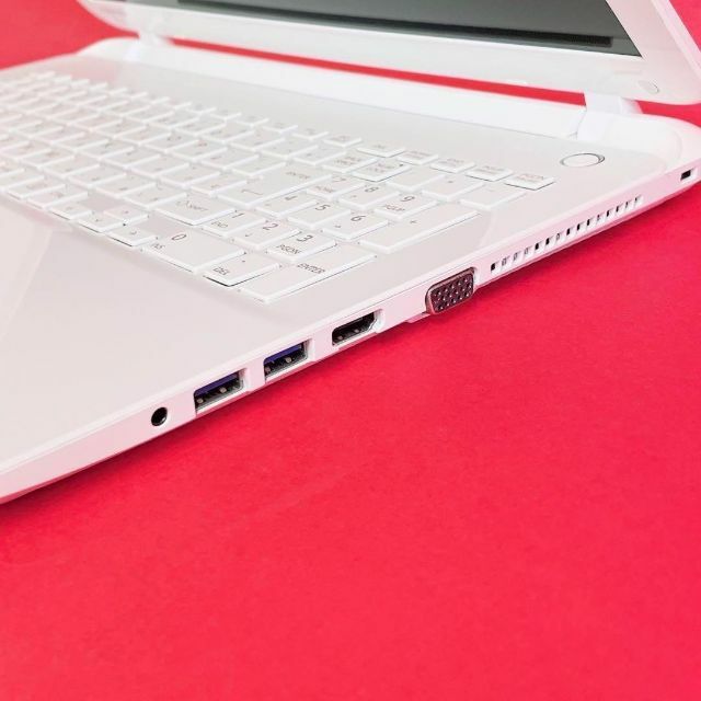 東芝 - 携帯性抜群✨大容量1TB✨薄型白ノートパソコン!WEBカメラで