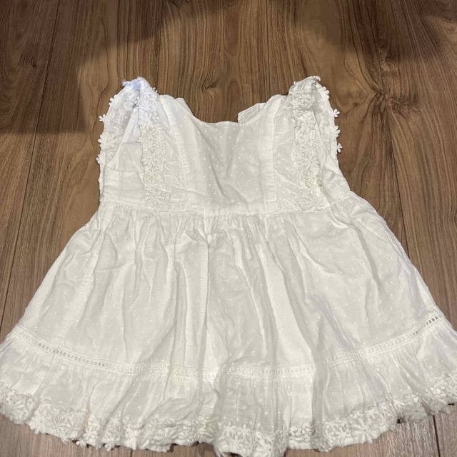 babyGAP(ベビーギャップ)の女の子　カットソー　90サイズ キッズ/ベビー/マタニティのキッズ服女の子用(90cm~)(Tシャツ/カットソー)の商品写真