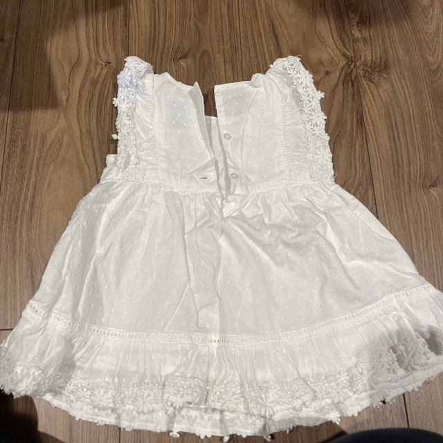 babyGAP(ベビーギャップ)の女の子　カットソー　90サイズ キッズ/ベビー/マタニティのキッズ服女の子用(90cm~)(Tシャツ/カットソー)の商品写真