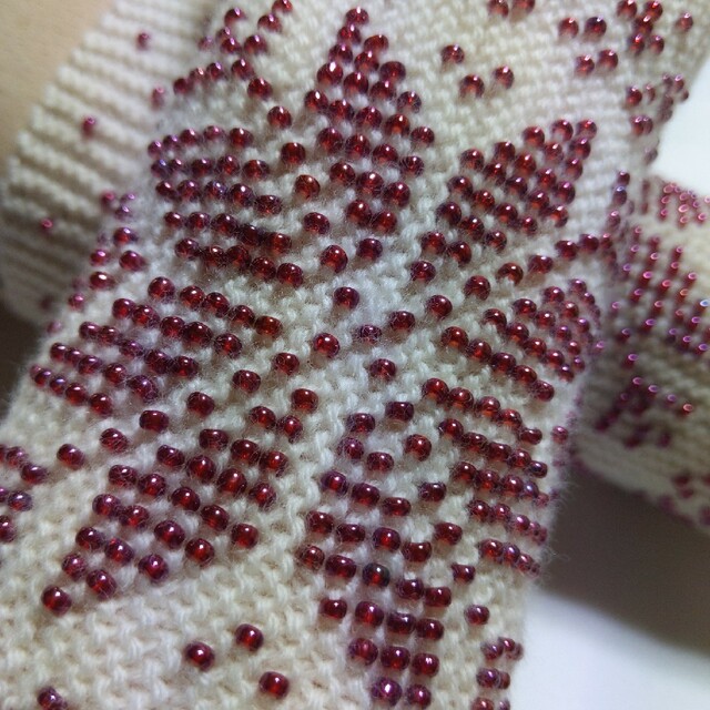 ★no.97　ビーズを編み込んだリストウォーマー ハンドメイドのファッション小物(手袋)の商品写真