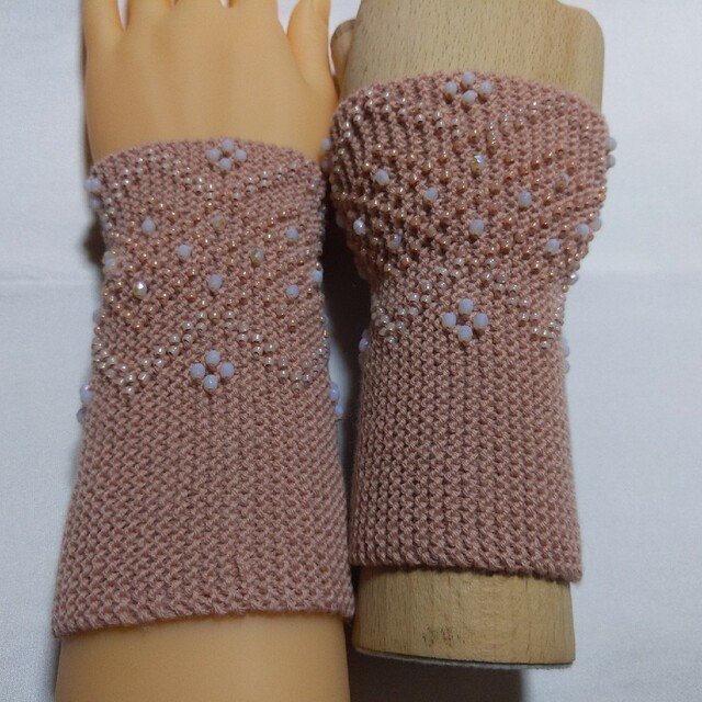 ★no.102　ビーズを編み込んだリストウォーマー ハンドメイドのファッション小物(手袋)の商品写真