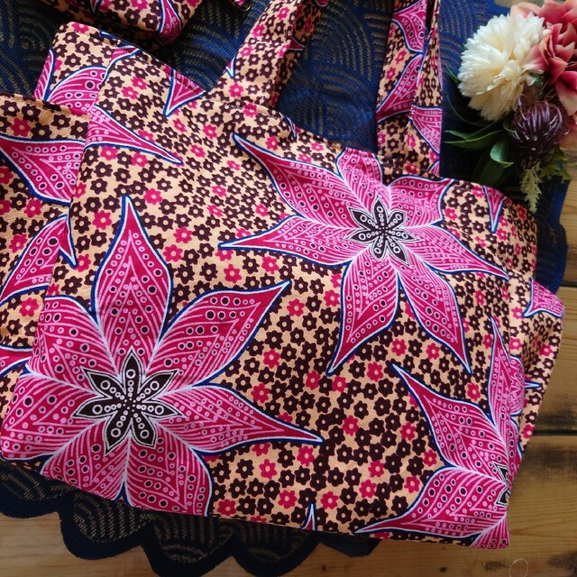 アフリカ布シリーズ　トートバッグ　大　ハンドメイド　ピンク花柄　小花柄　ポーチ付 ハンドメイドのファッション小物(バッグ)の商品写真
