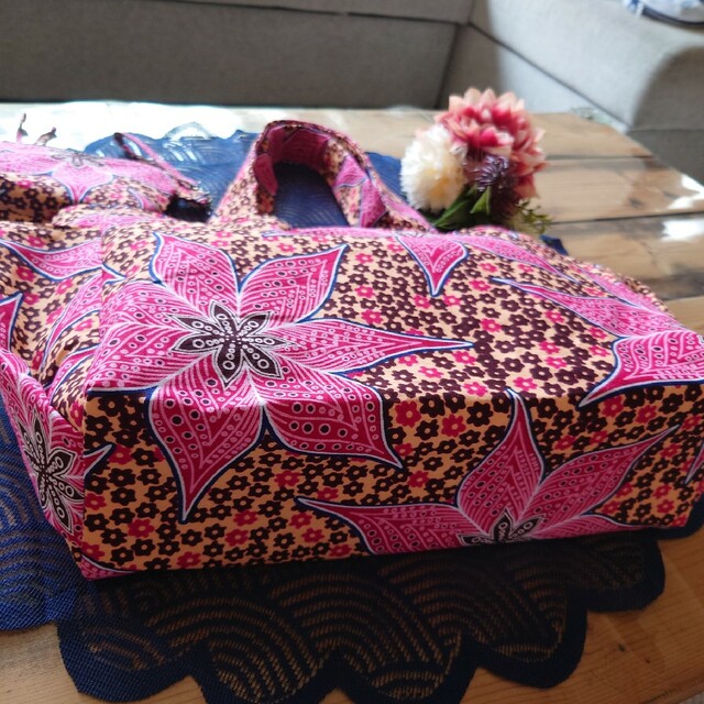 アフリカ布シリーズ　トートバッグ　大　ハンドメイド　ピンク花柄　小花柄　ポーチ付 ハンドメイドのファッション小物(バッグ)の商品写真