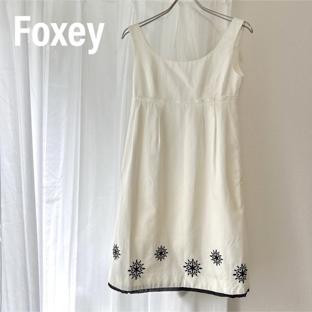 FOXEY(フォクシー)のFoxey フォクシー　アリスドレス　コットンピケ　ワンピース　花柄刺繍 レディースのワンピース(ひざ丈ワンピース)の商品写真